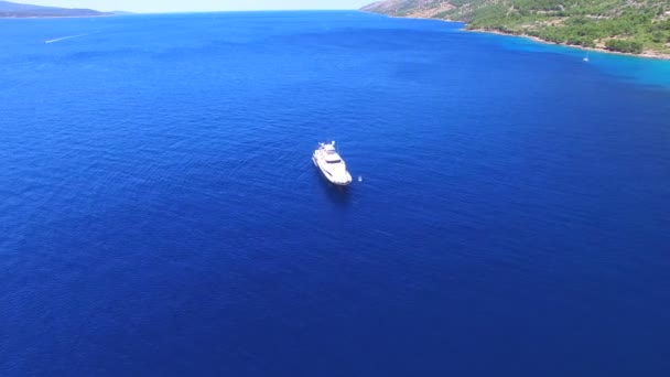 Yacht förtöjning i Adriatiska bay — Stockvideo