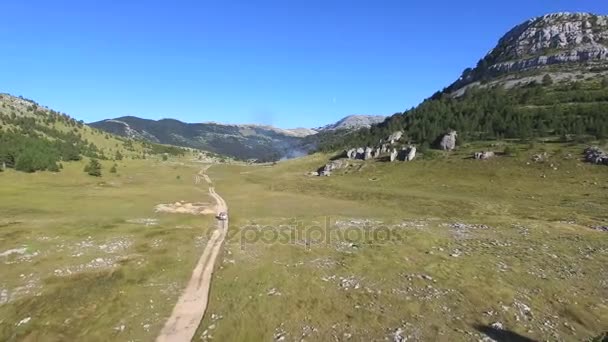 Jeep following trail on Dinara mountain — Stock Video