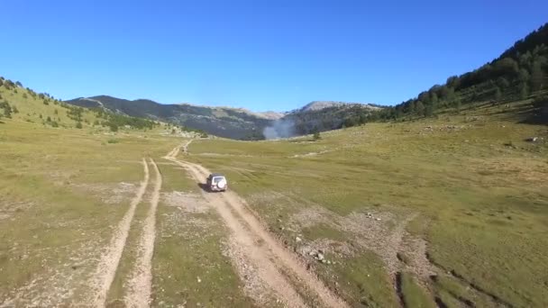 Jeep suivant le sentier sur la montagne Dinara — Video