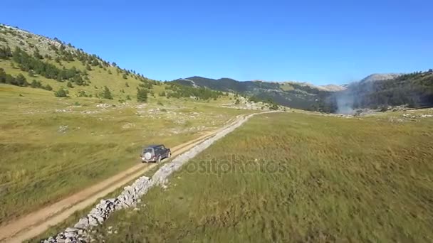 Jipe seguinte trilha na montanha Dinara — Vídeo de Stock