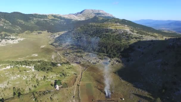 Bushes terbakar di gunung Dinara — Stok Video