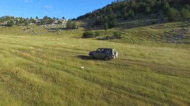 yoldan Dinara dağda Jeep