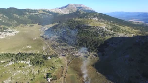 Κάψιμο στο βουνό Ντινάρα θάμνους — Αρχείο Βίντεο