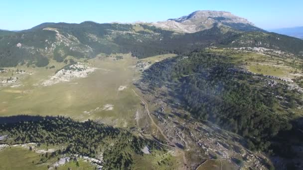 Καταπράσινο τοπίο των βουνών Ντινάρα — Αρχείο Βίντεο