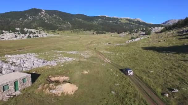 Jipe passando celeiro de pedra — Vídeo de Stock