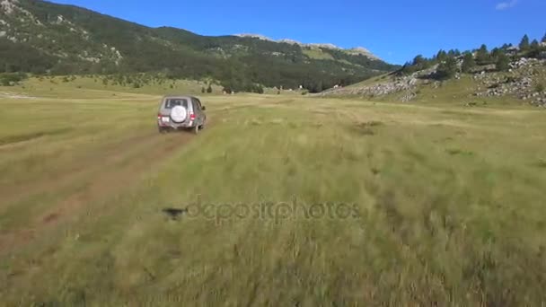Jeep fuoristrada sulla montagna Dinara — Video Stock