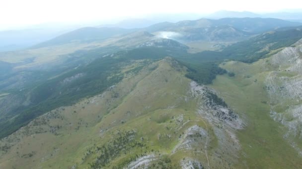 Καπνός που υψώνονται πάνω από τις κορυφές βουνών Ντινάρα — Αρχείο Βίντεο