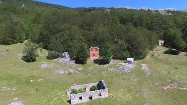 Tuğla kabin Dinara tepelerde 