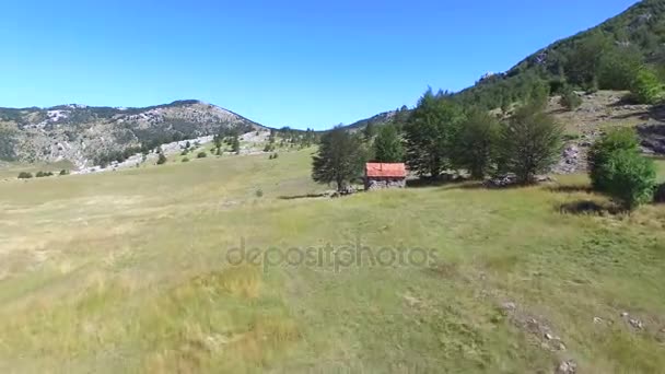 Persone sedute davanti alla cabina di mattoni — Video Stock