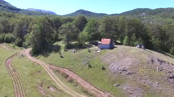 Persone sedute davanti alla cabina di mattoni — Video Stock