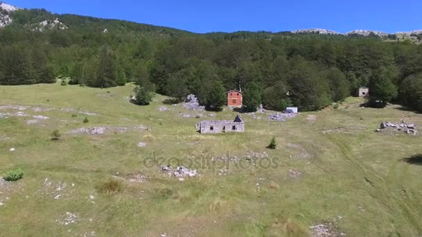 Baksteen cabine op Dinara heuvels — Stockvideo