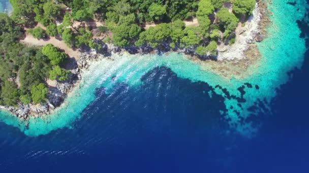 Bassi fondali contrastati con il mare profondo — Video Stock