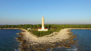 Yeşil manzara ile deniz feneri