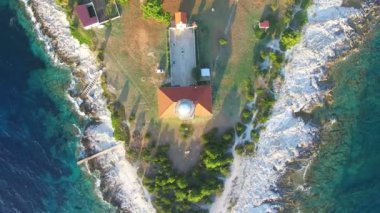  Deniz feneri kırmızı kiremitli çatılı 