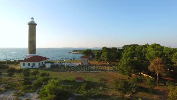 Faro en una costa tranquila — Vídeo de stock