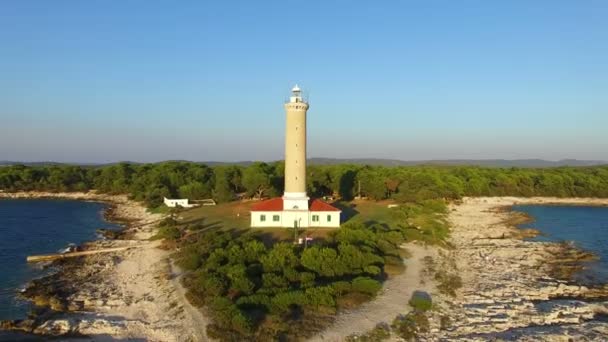 Vuurtoren met groene landschap — Stockvideo