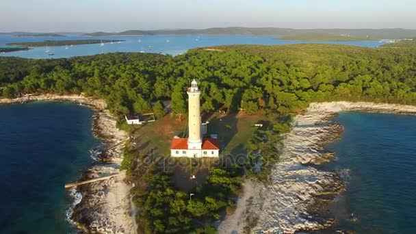 Latarnia stoi na skalistym brzegu — Wideo stockowe