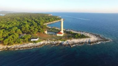 Deniz feneri ile su izi tarafından geçen bir motorlu tekne