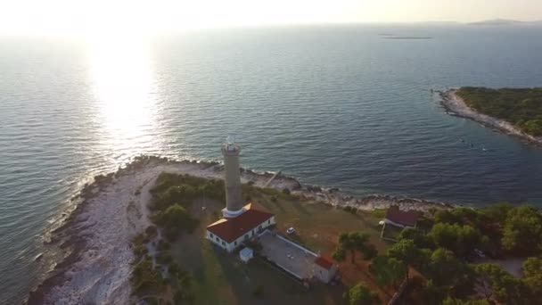 多岩石的海岸线，有一座灯塔 — 图库视频影像
