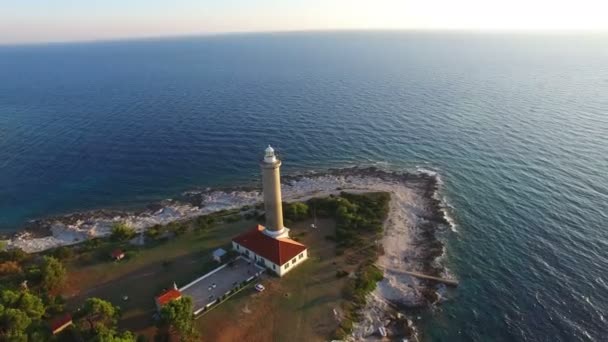 Bir deniz feneri kayalık sahil şeridine — Stok video