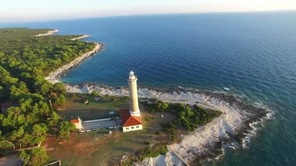 多岩石的海岸线，有一座灯塔 — 图库视频影像