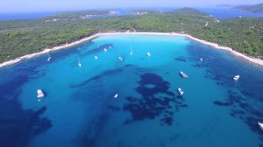 Dalmaçya koyunda demirleme tekneler