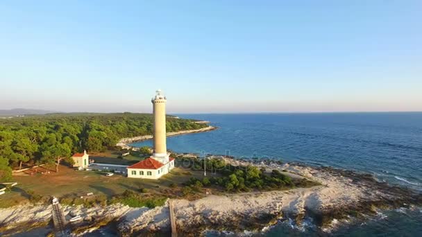 People visiting a lighthouse — Stock Video
