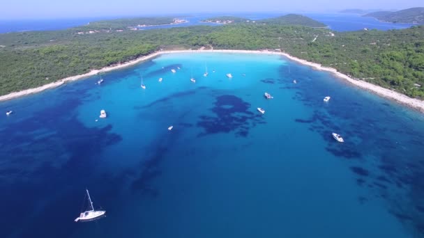 Boten die aanmeren op een Dalmatische baai — Stockvideo