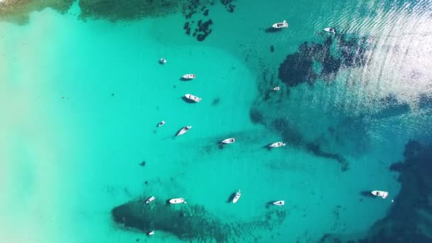 Barcos ancorados em águas claras de Dugi otok — Vídeo de Stock