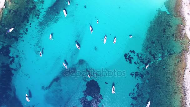 Barcos ancorados em águas claras de Dugi otok — Vídeo de Stock