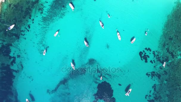 Barcos ancorados em águas claras de Dugi otok — Vídeo de Stock