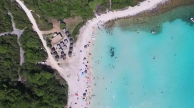 insanlarla kumlu kıyı 