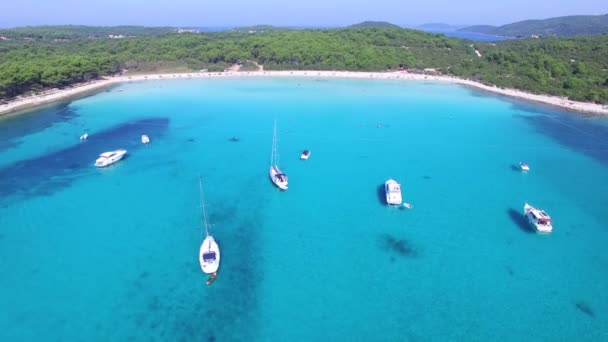 Boating in idyllic coastal scene — Stock Video