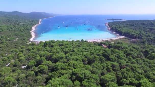 Vliegen over een lagune op een zonnig eiland — Stockvideo