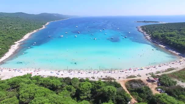 People relaxing on the island of Dugi otok — Stock Video