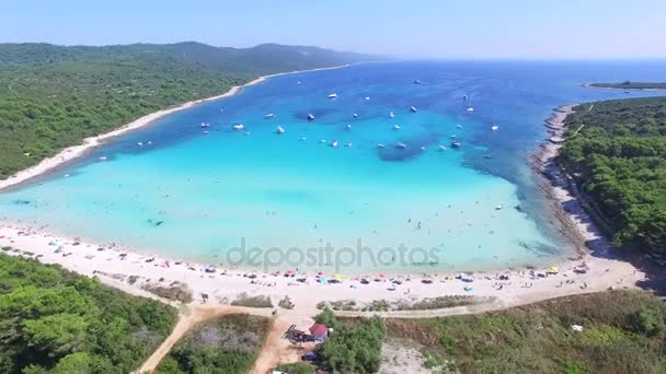 Persone che si rilassano sull'isola di Dugi otok — Video Stock