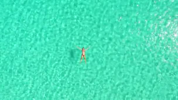 Kobieta, unoszące się w krystalicznie czyste morze — Wideo stockowe