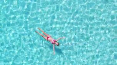  kristal açık denizde yüzen kadın