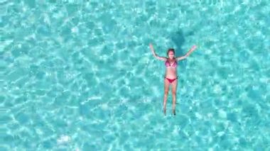  kristal açık denizde yüzen kadın