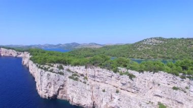 Dalmaçya kıyısında ve tuzlu Gölü