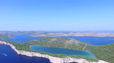 Dugi tuzlu göl otok