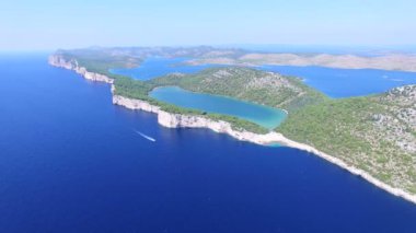 Dugi tuzlu göl otok