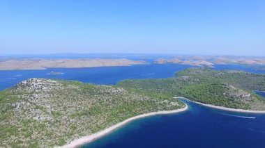 Dalmaçya kıyısında ve wilderness