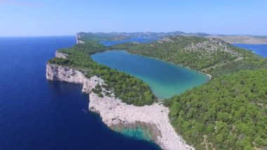 Dalmaçya kıyısında ve wilderness