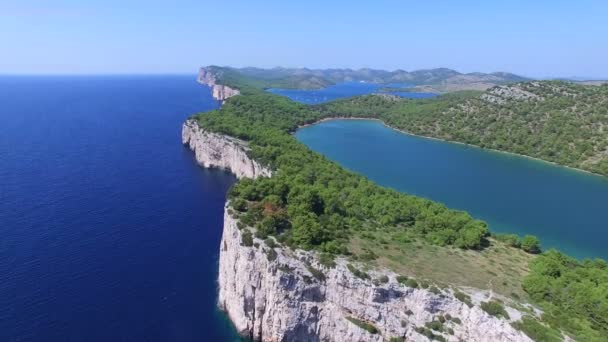 Słone jezioro na wyspie Dugi otok — Wideo stockowe