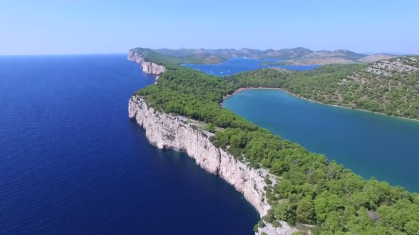 ドゥギ ・ オトク島の塩味の湖 — ストック動画