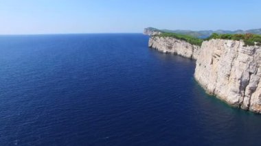 Akdeniz tehlikeli kayalıklarla