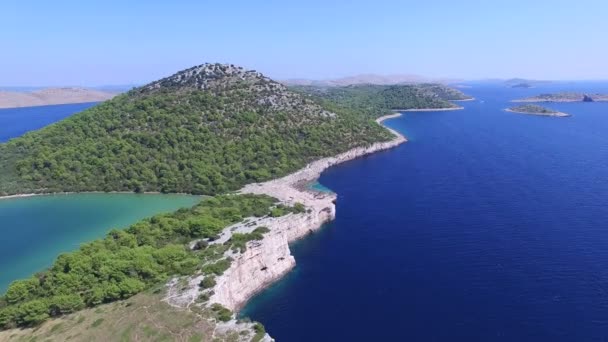 日当たりの良い島とアドリア海 — ストック動画
