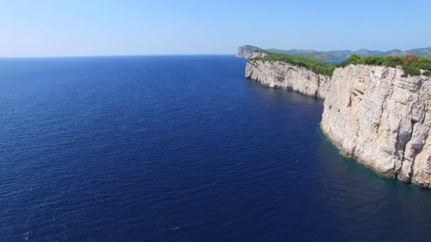 Falésias perigosas no mar Mediterrâneo — Vídeo de Stock