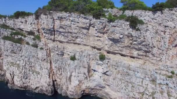 Dangerous cliffs in Mediterranean sea — Stock Video